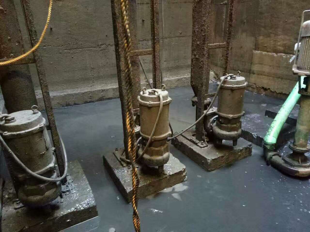 南票污水池清理